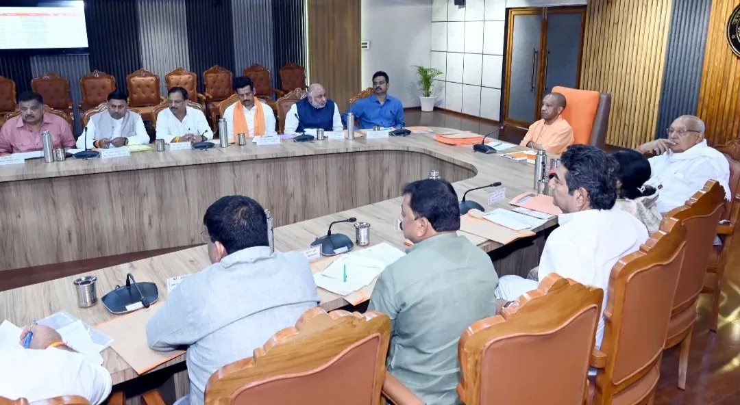 CM योगी का PWD अधिकारियों को निर्देश: मानसून से पहले गोरखपुर-आजमगढ़ में सड़क निर्माण तेज करें