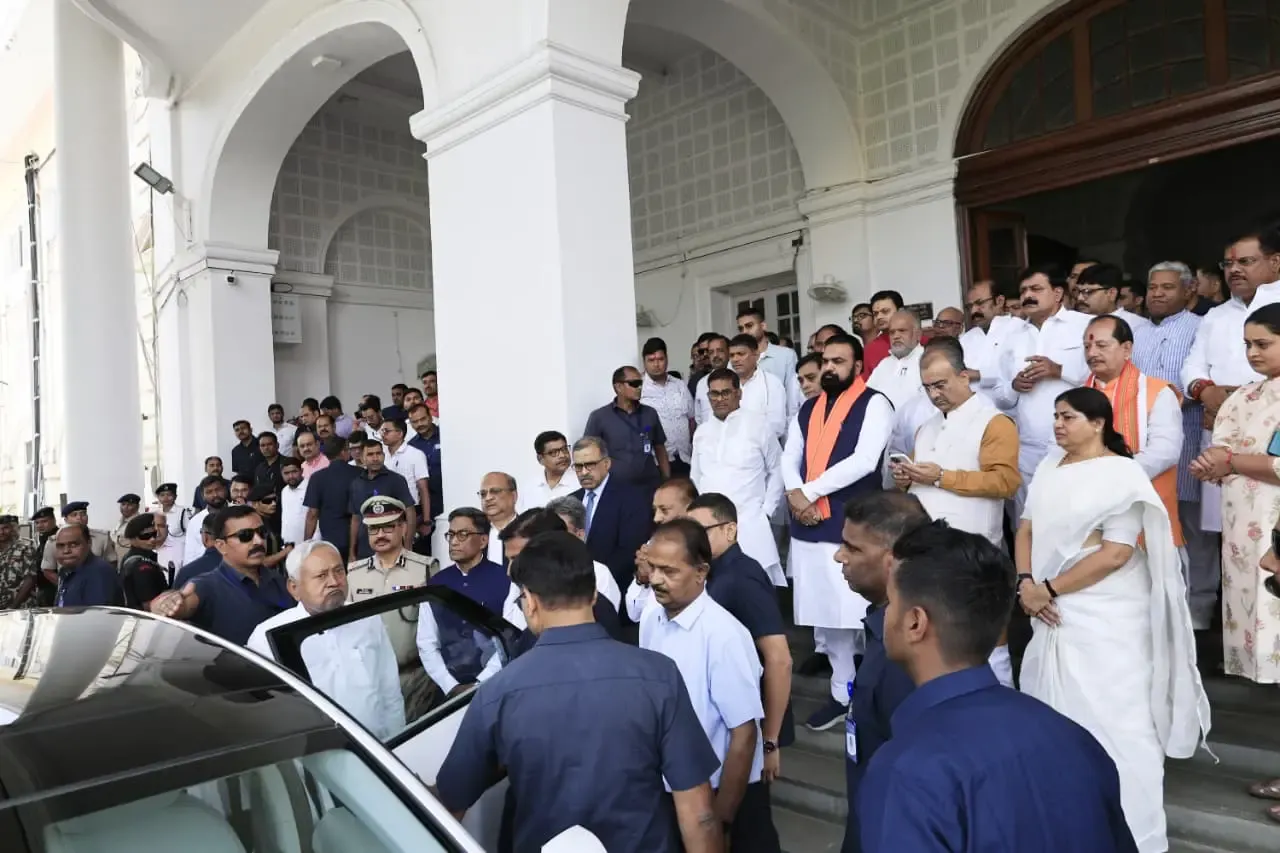 बिहार के मुख्यमंत्री नीतीश कुमार ने भंग किया मंत्रिमंडल, इस्तीफे की तैयारी