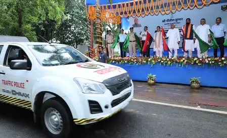 बिहार: सीएम नीतीश ने पुलिस उपाधीक्षक यातायात एवं यातायात थानों के लिए 71 पुलिस वाहनों को हरी झंडी दिखाकर किया रवाना