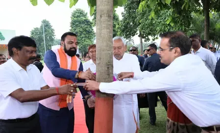 सीएम नीतीश ने रक्षाबंधन एवं 'बिहार वृक्ष सुरक्षा दिवस' पर वृक्ष को रक्षा सूत्र बांधा, किया पौधारोपण