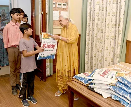 राज्यपाल आनंदीबेन पटेल ने लखनऊ में 108 विद्यार्थियों को बांटी स्कूल यूनिफॉर्म, नियमित उपस्थिति को मिला प्रोत्साहन