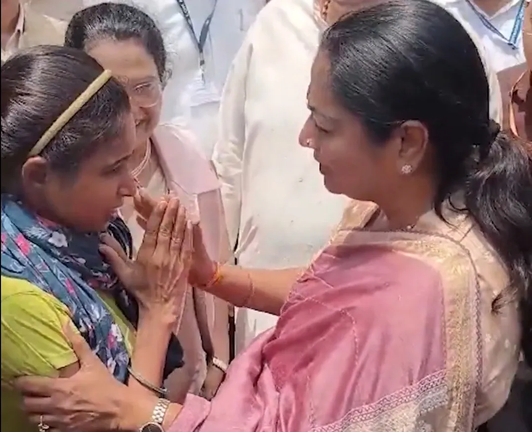How Did Delhi CM Rekha Gupta Comfort a Distressed Patient Attendant?