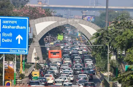 नोएडा : अब तक 50 से अधिक पुराने वाहन सीज, 1 नवंबर से पेट्रोल-डीजल नहीं देने पर काम जारी 