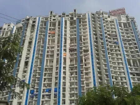 नोएडा : आम्रपाली प्लेटिनम सोसायटी में हादसा, बच्ची के सिर पर गिरी ईंट, गंभीर रूप से घायल