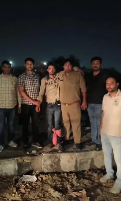 ग्रेटर नोएडा: एटीएम कार्ड स्लॉट में फेवीक्विक डालकर ठगी करने वाले गिरोह से मुठभेड़, एक बदमाश गोली से घायल; दो गिरफ्तार