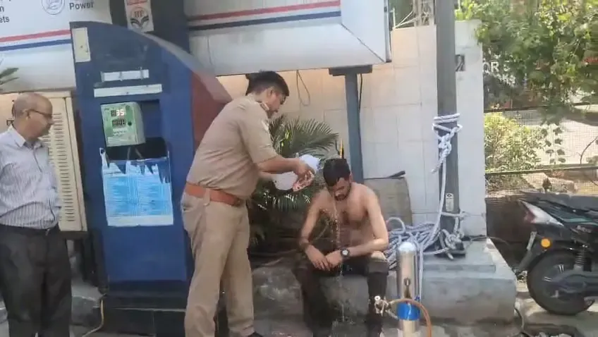 नोएडा में युवक की आत्मदाह की कोशिश नाकाम, पुलिस की तत्परता से बची जान