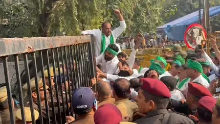 नोएडा अथॉरिटी दफ्तर के बाहर किसानों का हंगामा, सुरक्षाकर्मियों से हुई झड़प