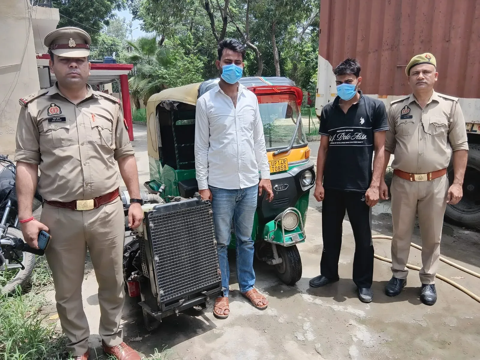 नोएडा फेस-2 पुलिस ने दो चोरों को दबोचा, चोरी का जनरेटर-अल्टरनेटर और ऑटो बरामद