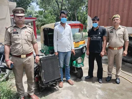 नोएडा फेस-2 पुलिस ने दो चोरों को दबोचा, चोरी का जनरेटर-अल्टरनेटर और ऑटो बरामद