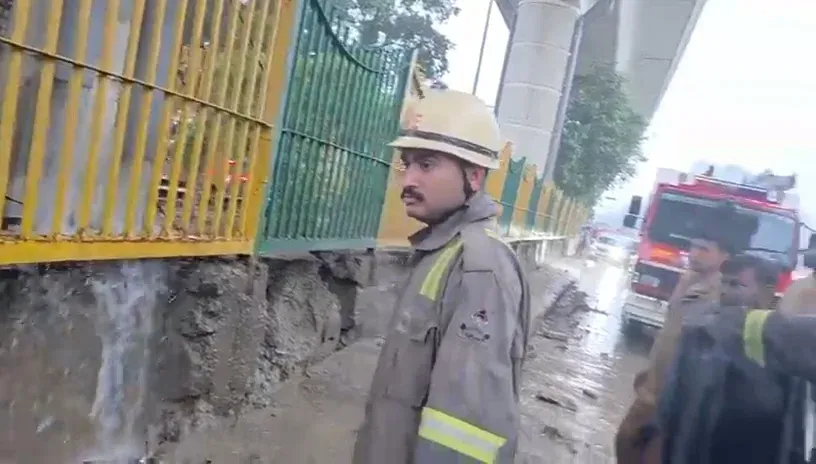 नोएडा में बारिश का कहर: जलभराव से जनजीवन ठप, CEO ने JE समेत दो कर्मियों को किया बर्खास्त