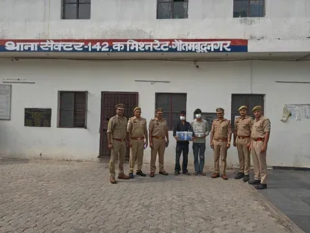 नोएडा में दो शातिर चोर गिरफ्तार: लैपटॉप, मोबाइल और ₹2,500 नकद बरामद