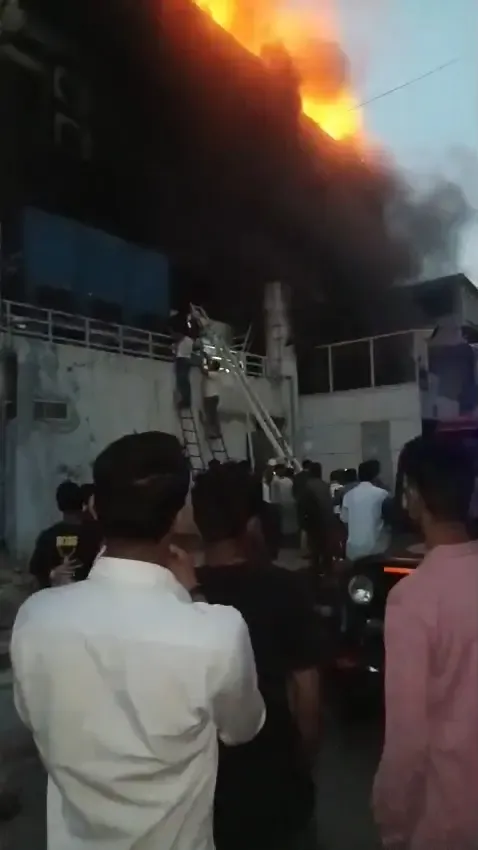 नोएडा में फैक्ट्री में आग, 10 घंटे बाद भी स्थिति अनियंत्रित, 40 से ज्यादा घायल