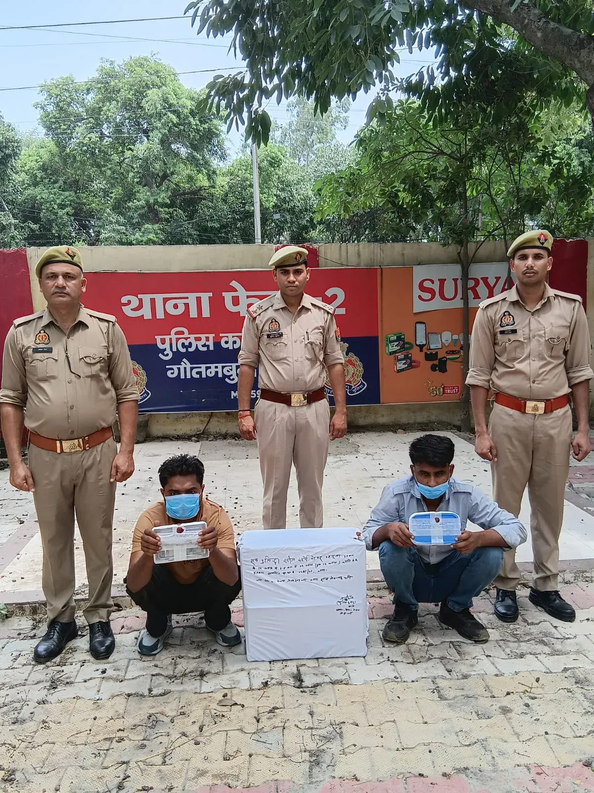 नोएडा फैक्ट्री तार चोरी: दो गिरफ्तार, ₹96,640 नकद और अवैध चाकू बरामद