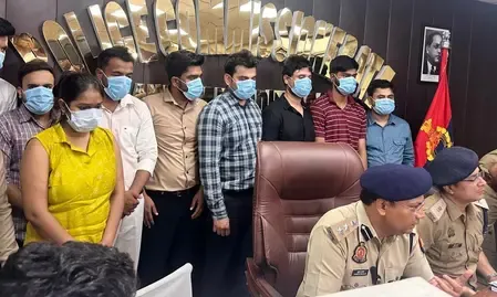 नोएडा : फर्जी कॉल सेंटर से ठगी करने वाले गिरोह का भंडाफोड़, महिला समेत 11 गिरफ्तार, संचालक पति-पत्नी फरार