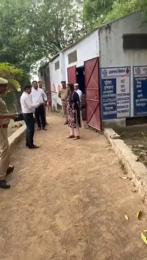 नोएडा में डीएम का औचक निरीक्षण: गैस एजेंसी में सुरक्षा और पारदर्शिता पर दिया जोर