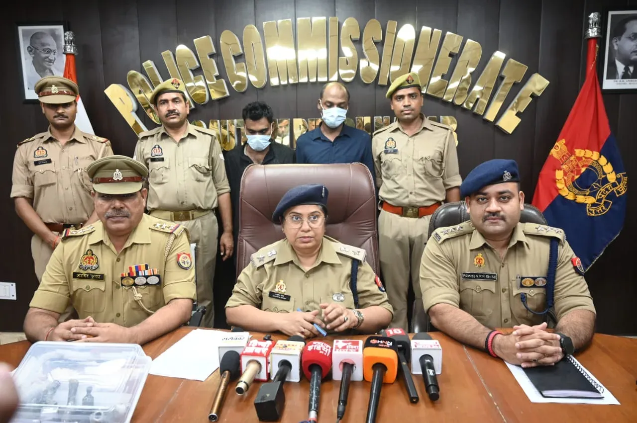 नोएडा में दो शातिर चोर गिरफ्तार: ₹20,570 नकद, चोरी की बाइक और अवैध हथियार बरामद