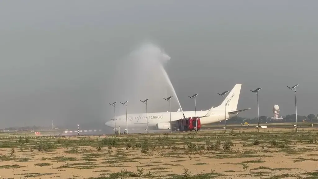 नोएडा इंटरनेशनल एयरपोर्ट पर कार्गो संचालन शुरू, चेन्नई से पहली मालवाहक उड़ान ने रचा इतिहास