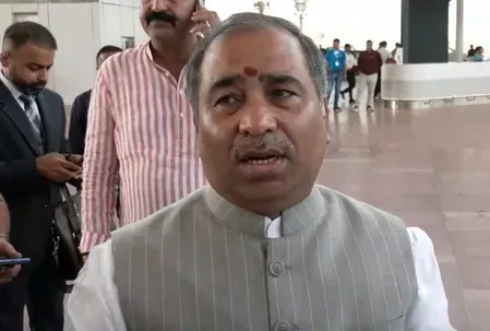 नोएडा इंटरनेशनल एयरपोर्ट से पहली उड़ान: 150 किसान लखनऊ रवाना, 1 लाख नौकरियों का लक्ष्य