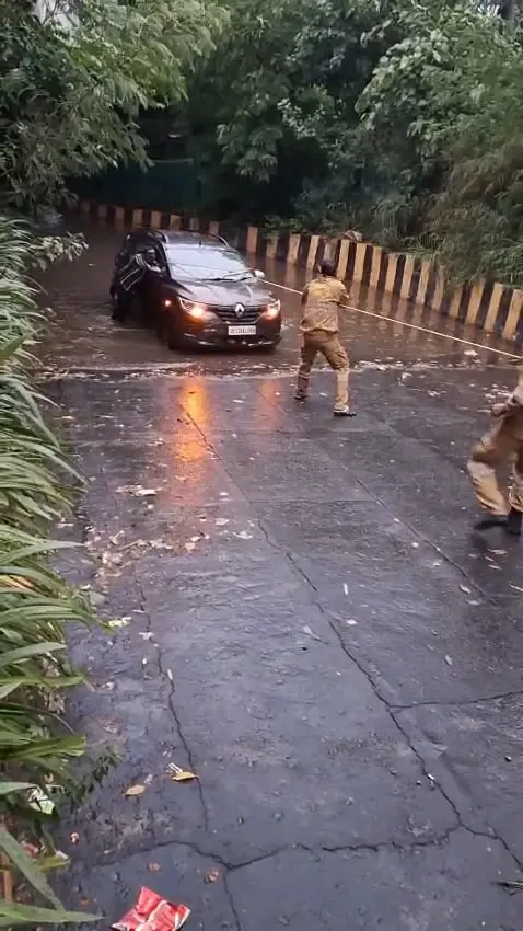नोएडा सेक्टर-95 अंडरपास में 4-5 फीट जलभराव, कार फंसी; शीशा तोड़कर सभी यात्री सुरक्षित निकले