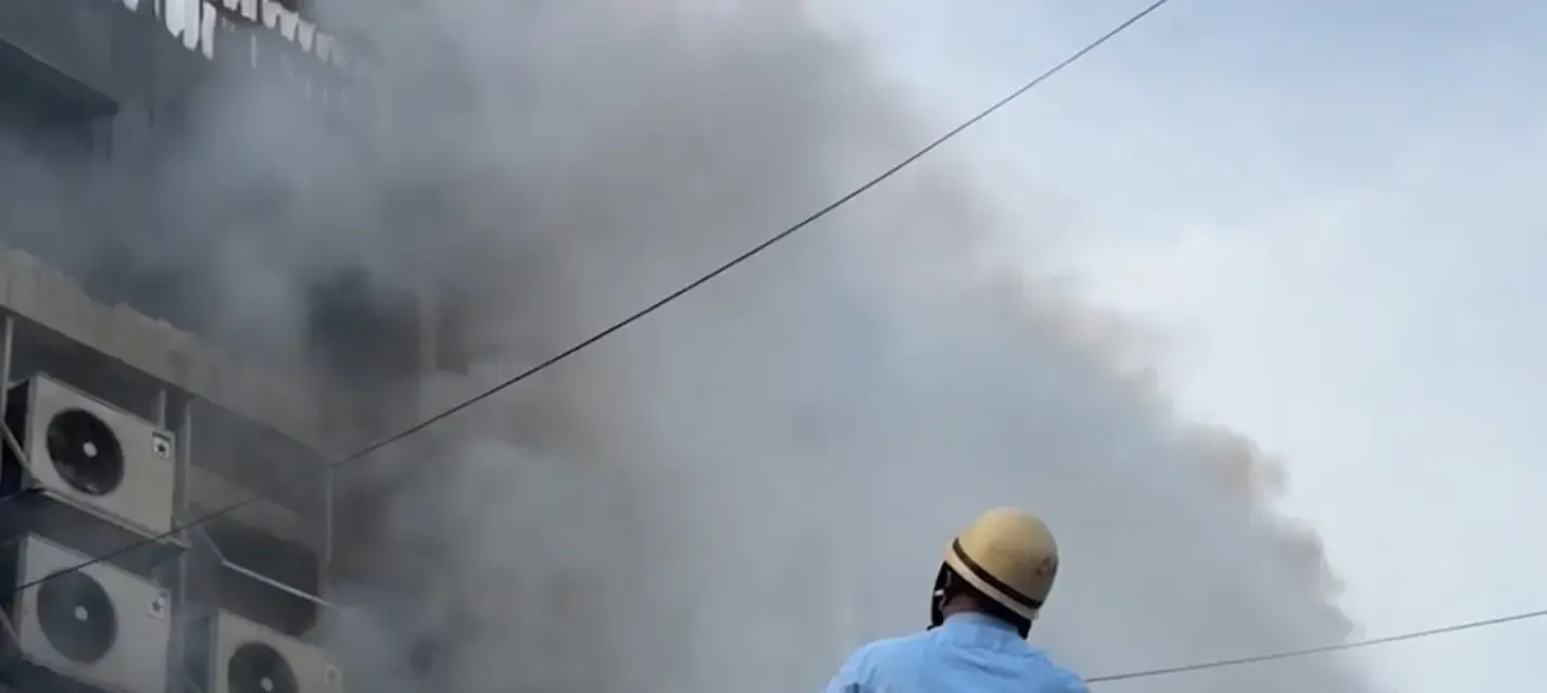 नोएडा में फैक्ट्री में आग लगने से मजदूरों की जान बचाई गई, रेस्क्यू जारी