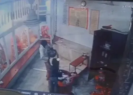 नोएडा: सिक्का कार्मिक ग्रीन सोसाइटी के मंदिर में चोरी, तांबे का नागदेव व पूजा सामग्री ले गए चोर