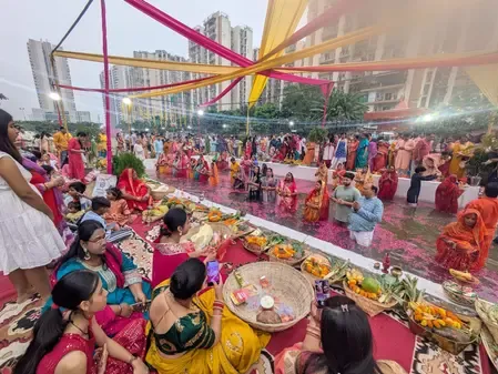 नोएडा में लाखों श्रद्धालुओं ने छठ महापर्व पर अस्ताचलगामी सूर्य को दिया अर्घ्य