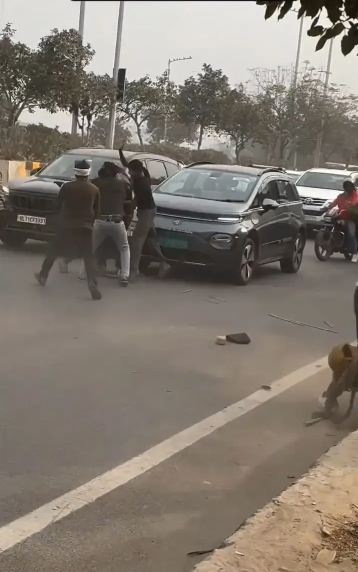 क्या नोएडा में दो पक्षों के बीच हुई मारपीट ने इलाके में अफरा-तफरी मचाई?