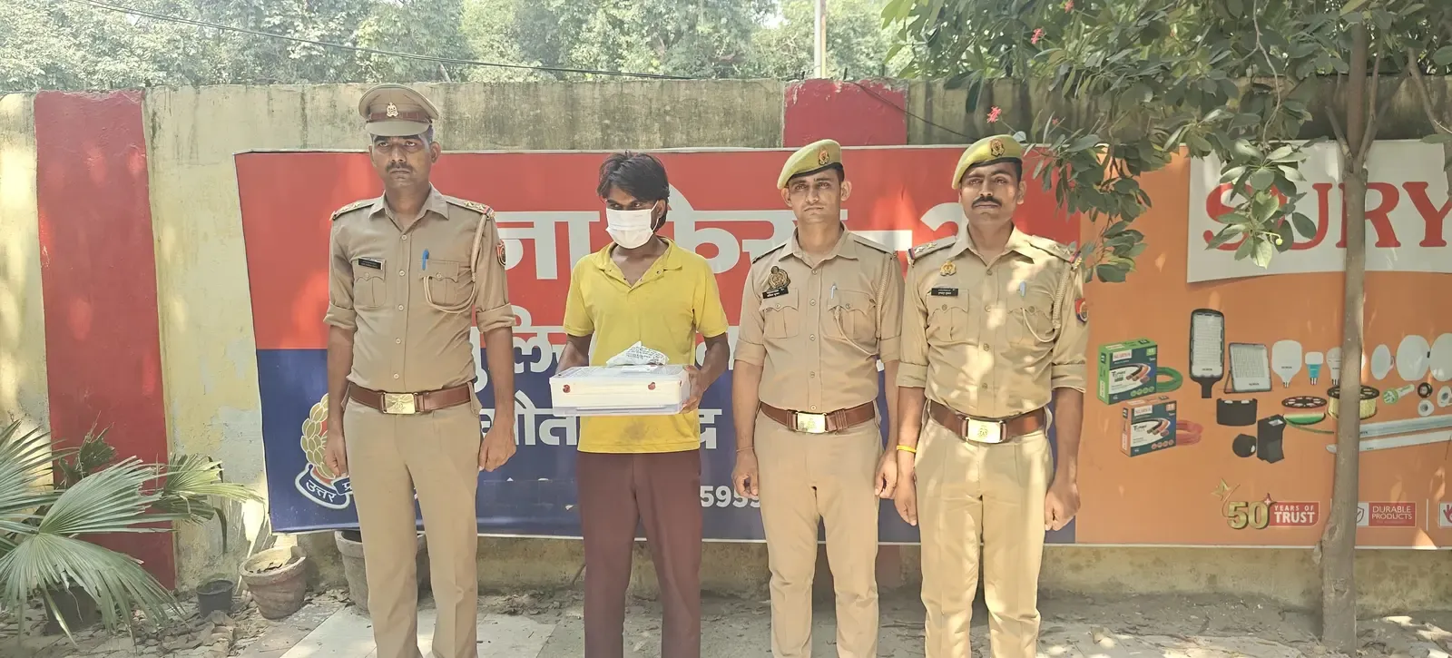 नोएडा में ₹10,000 का इनामी आरोपी राजू सक्सेना गिरफ्तार, चोरी का मैकबुक-आईपैड और अवैध तमंचा बरामद