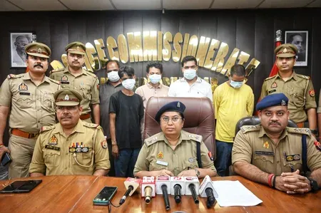 नोएडा में 21 किलो गांजे के साथ पाँच तस्कर गिरफ्तार, ₹5 लाख का माल व मारुति फ्रोंक्स जब्त