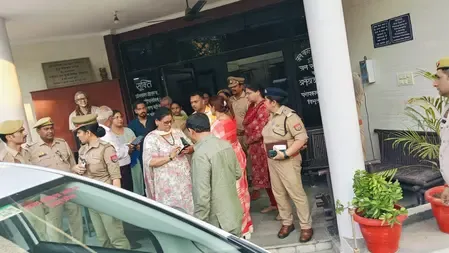 नोएडा में अवैध वृद्धाश्रम पर महिला आयोग की कार्रवाई, अमानवीय हालात में रह रहे थे बुजुर्ग, सील के आदेश