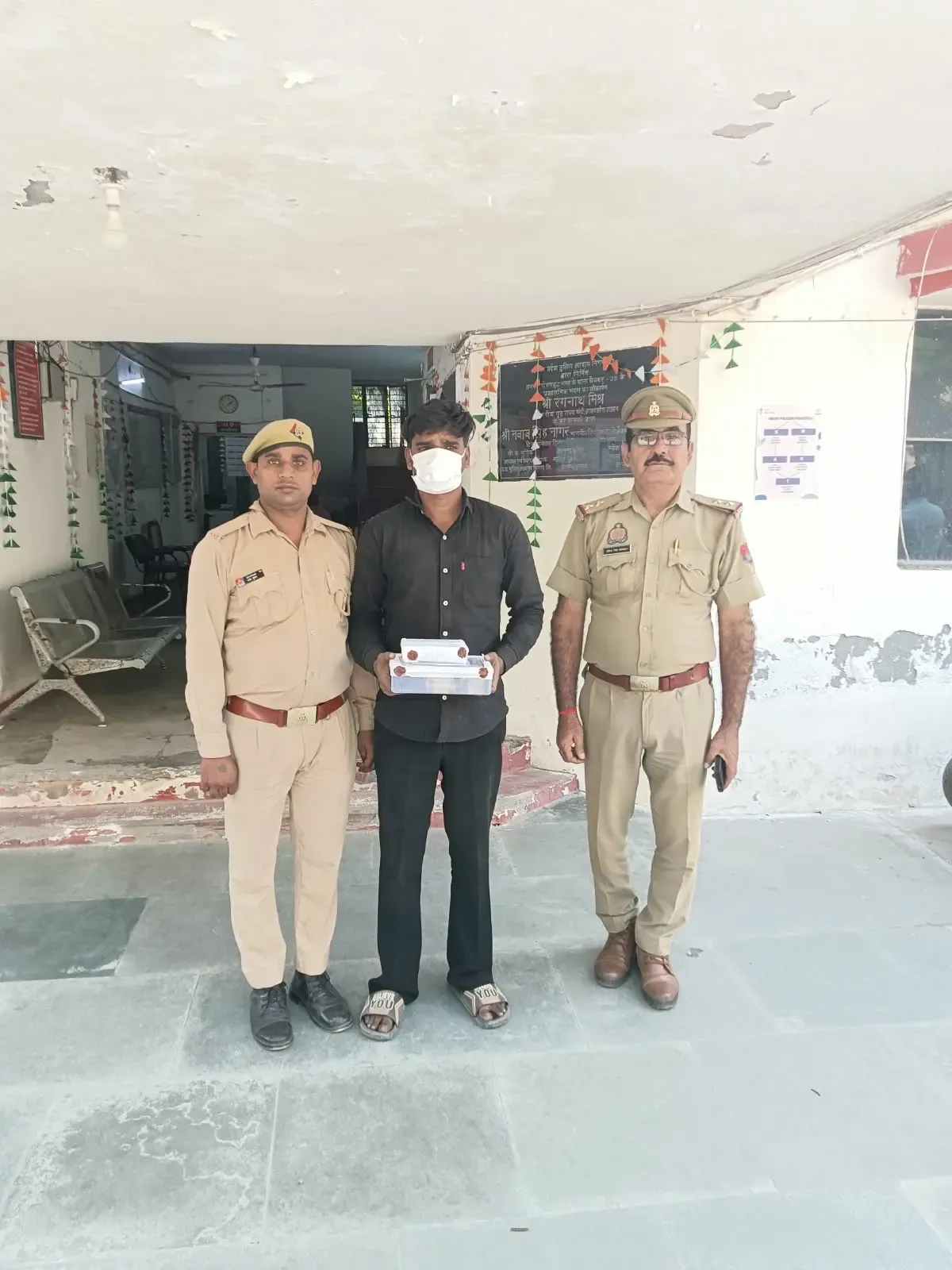 नोएडा में डिलीवरी बॉय गिरफ्तार: बंद मकानों में चोरी, ₹2 लाख नकद व आभूषण बरामद
