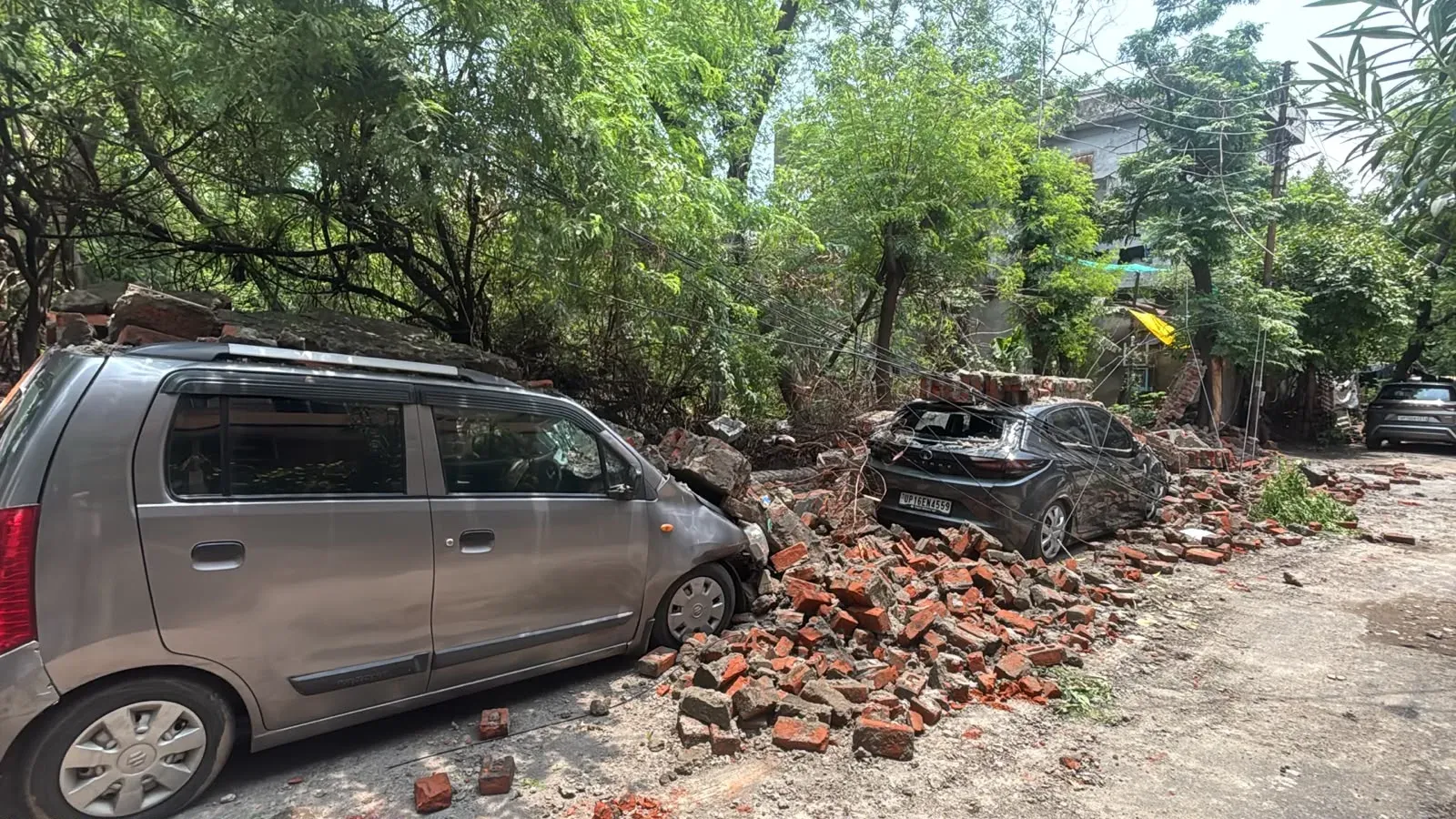 नोएडा सेक्टर-12 में बारिश से जर्जर दीवार ढही, 3-4 कारें क्षतिग्रस्त; कोई हताहत नहीं