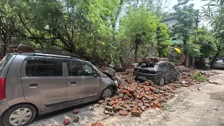 नोएडा सेक्टर-12 में बारिश से जर्जर दीवार ढही, 3-4 कारें क्षतिग्रस्त; कोई हताहत नहीं