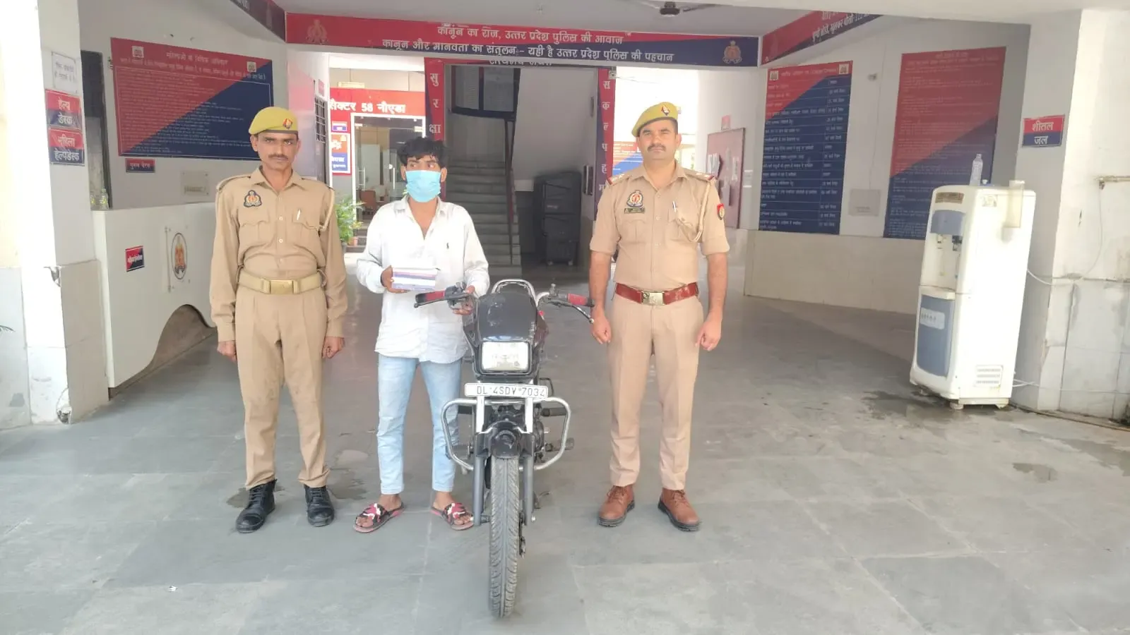 नोएडा: मोबाइल स्नेचिंग और चोरी के आरोपी निखिल मिश्रा को पुलिस ने किया गिरफ्तार, 3 फोन व चोरी की बाइक बरामद
