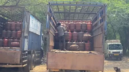 नोएडा में गैस सिलेंडर की कमी की अफवाह से हड़कंप, डीएम ने बुलाया बैठक