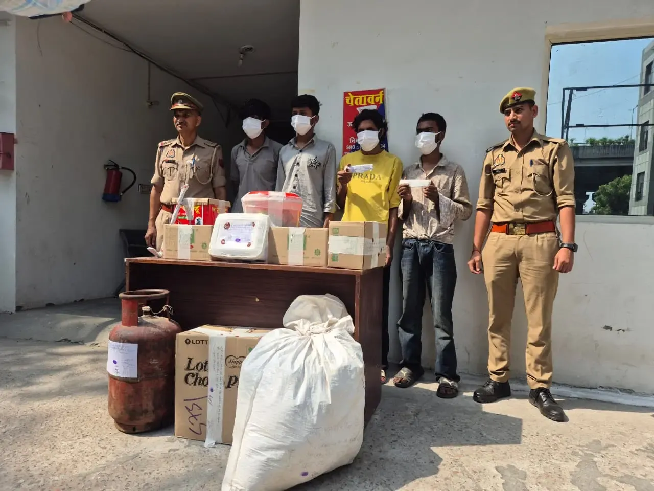 नोएडा सेक्टर-24 पुलिस ने चोरी गैंग के चार सदस्य गिरफ्तार किए, लाखों का सामान बरामद