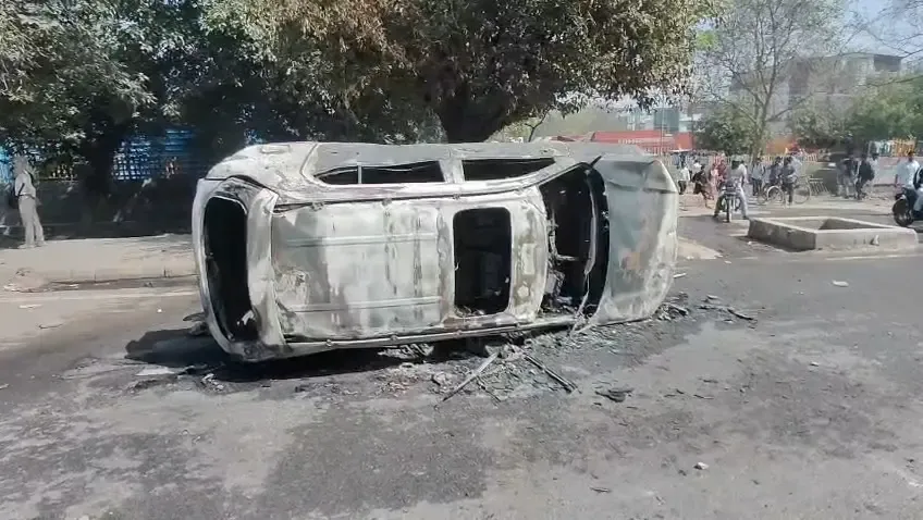 नोएडा में कर्मचारियों का विशाल प्रदर्शन, ट्रैफिक में भारी रुकावट से जनजीवन प्रभावित