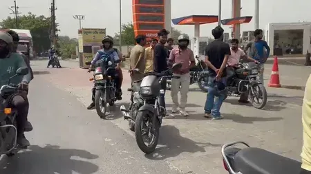नोएडा में पेट्रोल संकट: सेक्टर-68 पंप पर घंटों लाइन, वाहन चालक धक्का देकर ले गए गाड़ियाँ