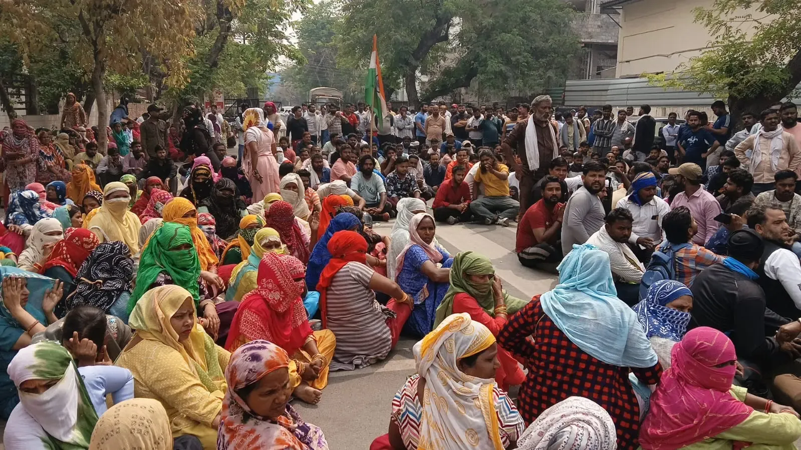 नोएडा में सफाई कर्मियों का प्राधिकरण के खिलाफ प्रदर्शन, नेताओं की रिहाई तक हड़ताल जारी