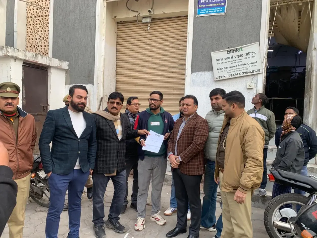 क्या नोएडा में सिंगल यूज प्लास्टिक जब्त हुआ और ब्लिंकिट पर एक लाख का जुर्माना लगा?