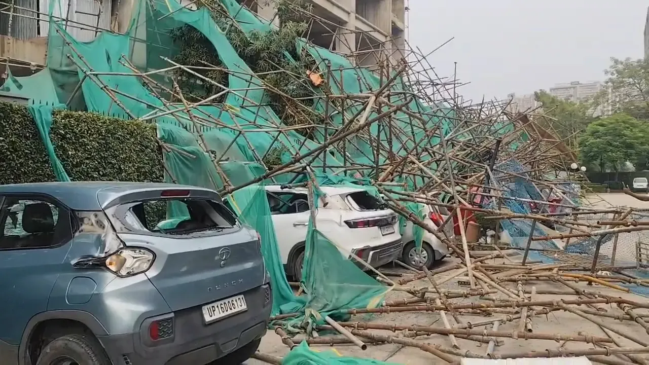 नोएडा सेक्टर-62 में तेज आंधी से शटरिंग गिरी, 14 वाहन क्षतिग्रस्त; कोई हताहत नहीं