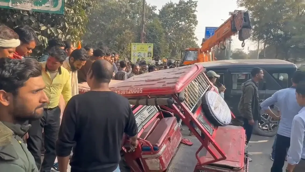 नोएडा में थार गाड़ी की टक्कर से ई-रिक्शा में सवार चार लोग गंभीर घायल