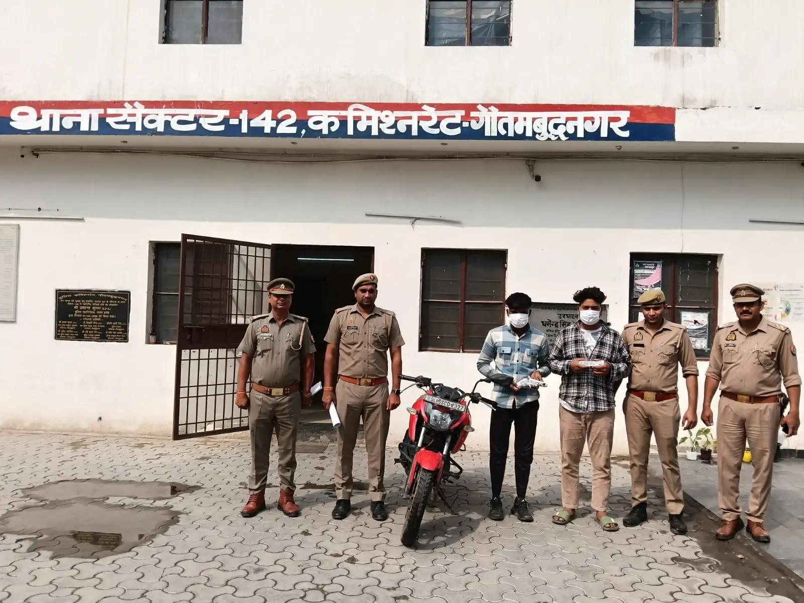 नोएडा में वाहन चोरी करने वाले गिरोह का पर्दाफाश, दो गिरफ्तार, अवैध हथियार भी बरामद