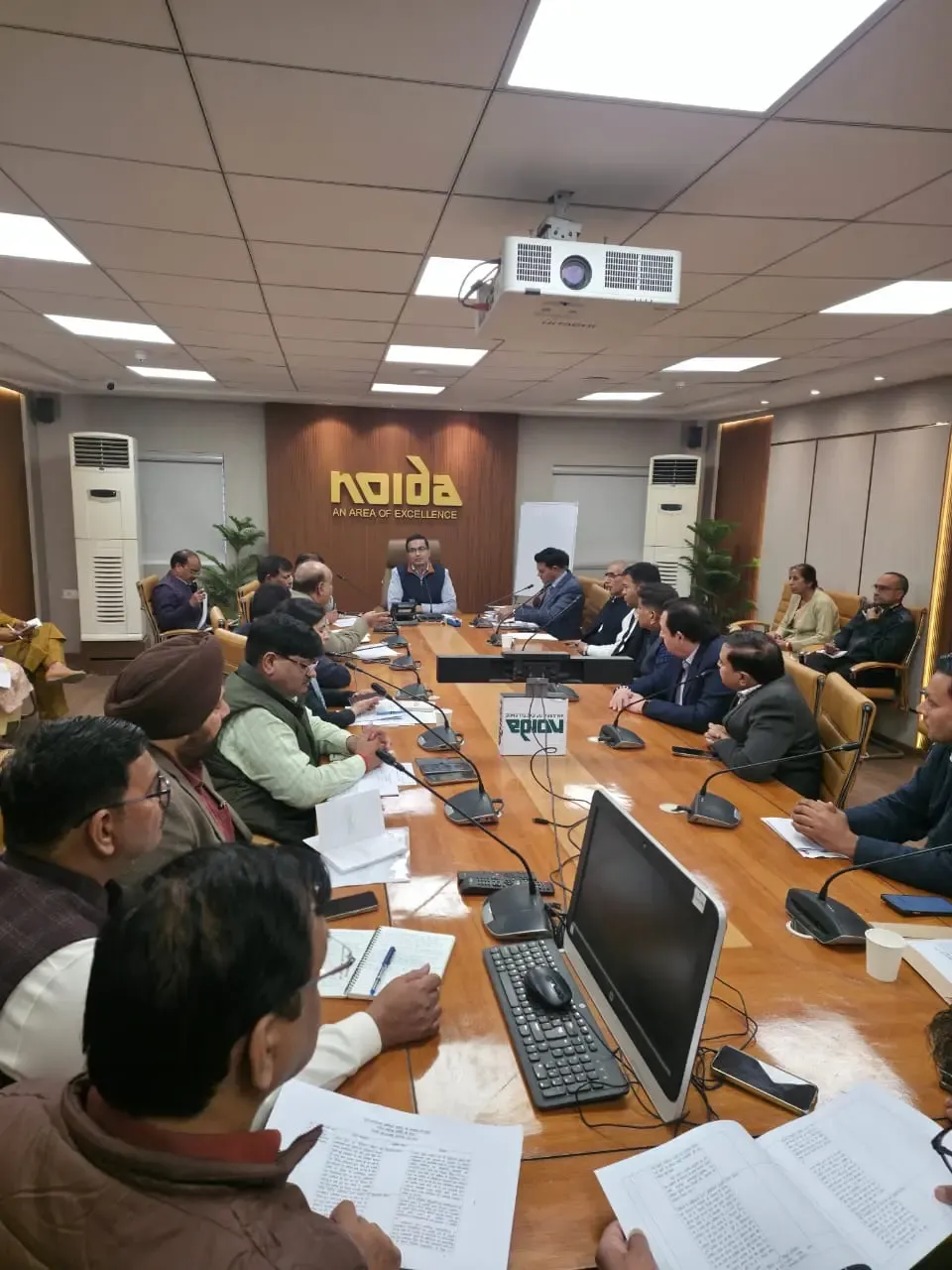 क्या नोएडा में वायु प्रदूषण नियंत्रण को लेकर प्राधिकरण ने सख्ती बरती है?