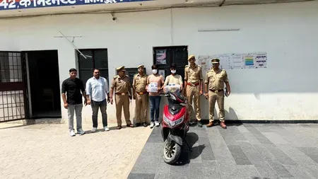नोएडा: मोबाइल और लैपटॉप चोरी करने वाले दो बदमाश गिरफ्तार, 18 मोबाइल और स्कूटी बरामद 
