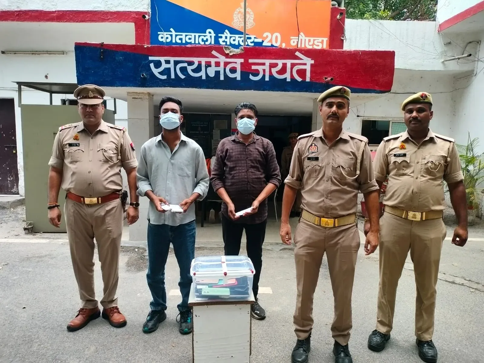 नोएडा में 49 चोरी के मोबाइल के साथ दो शातिर गिरफ्तार, दो चाकू भी बरामद