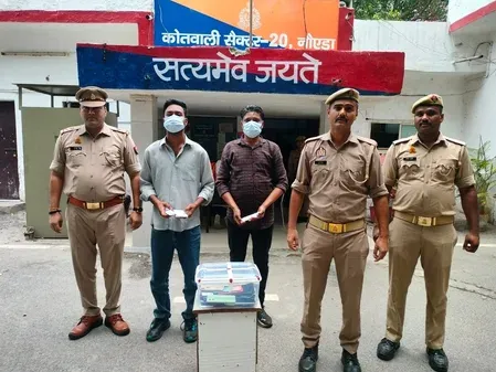 नोएडा : दो शातिर चोर गिरफ्तार, 49 चोरी के मोबाइल और दो चाकू बरामद