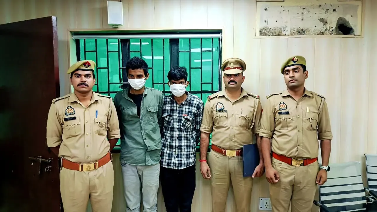 नोएडा में मोबाइल स्नैचिंग के दो आरोपी गिरफ्तार, 17 मोबाइल और चोरी की बाइक बरामद
