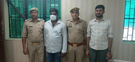 नोएडा में तमिलनाडु का शातिर चोर गिरफ्तार: 6 लैपटॉप, 7 मोबाइल, बाइक और ₹12,500 नकद बरामद