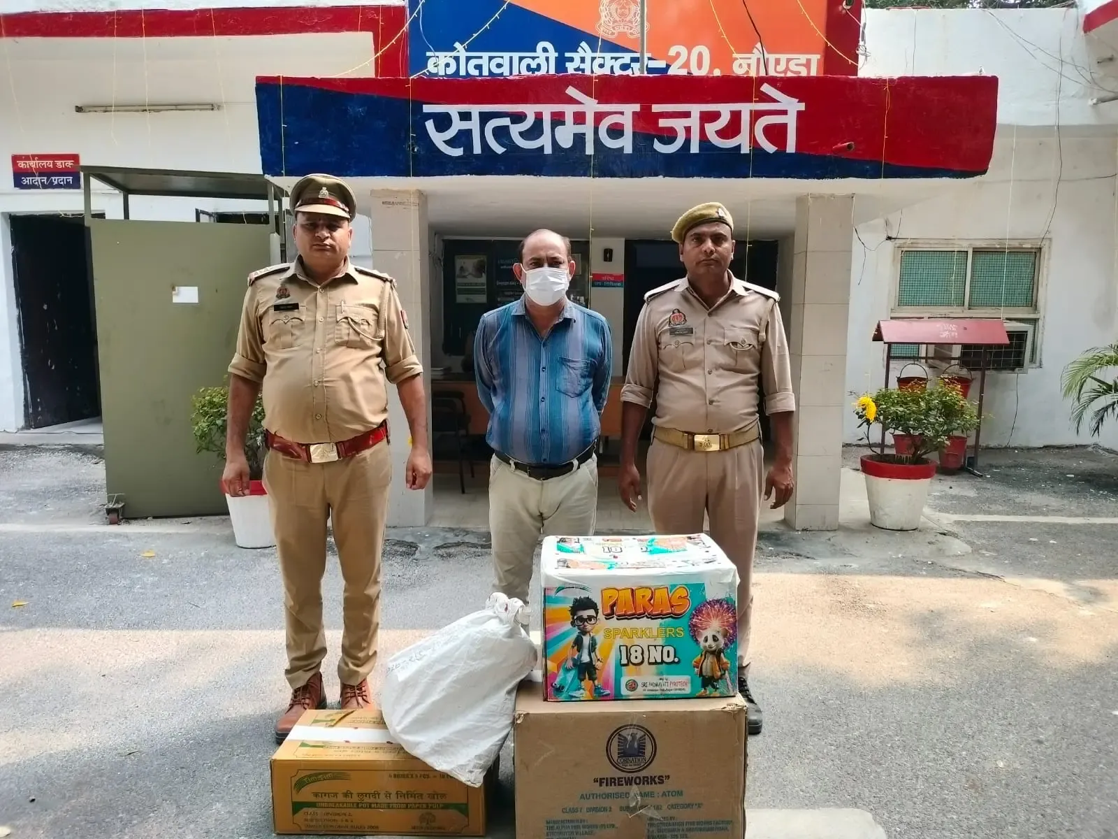 क्या नोएडा पुलिस ने 43 किलो अवैध पटाखों का जखीरा पकड़ा? एक आरोपी गिरफ्तार